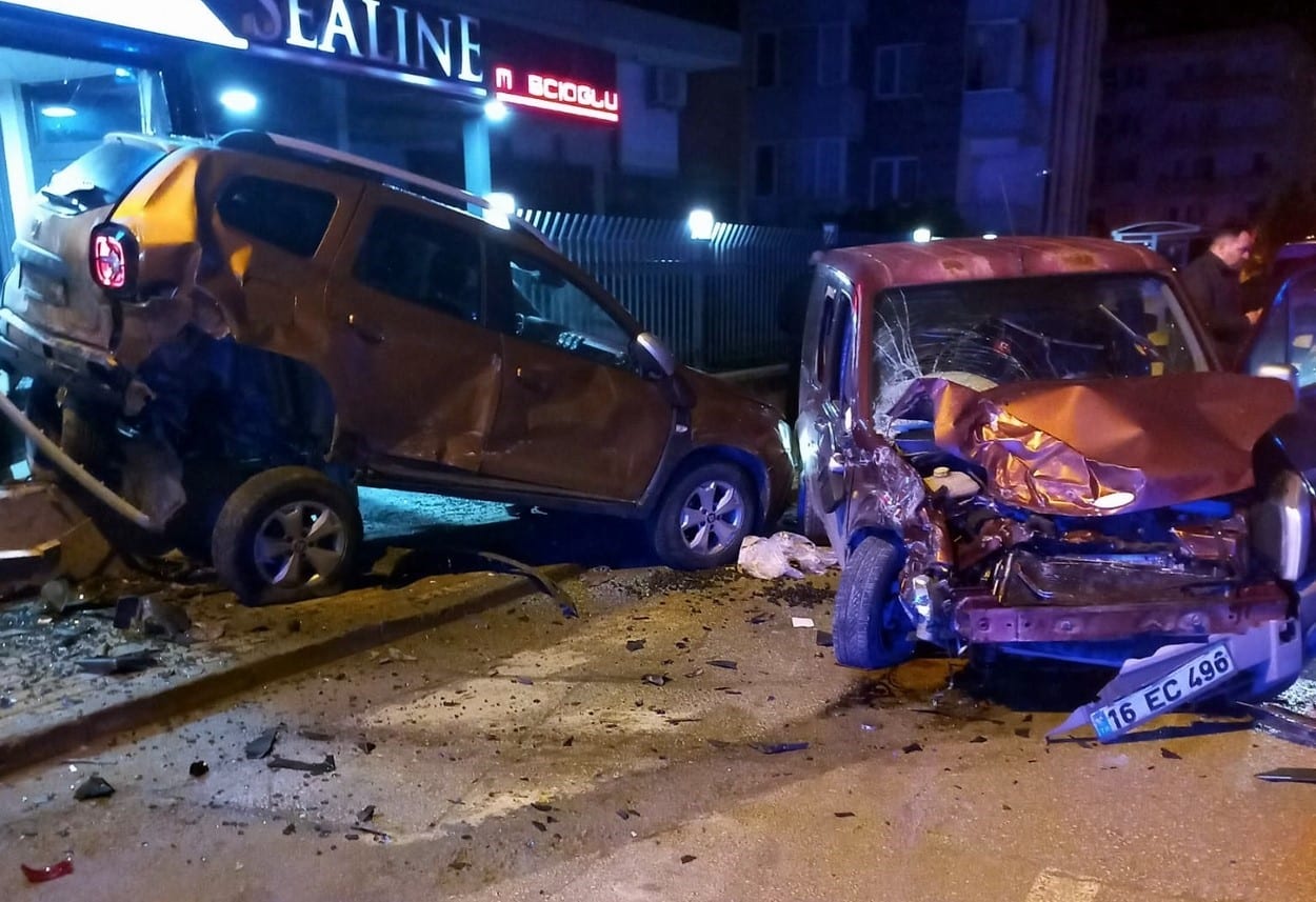 Direksiyon hakimiyetini kaybetti, 3 aracı hurdaya çıkardı