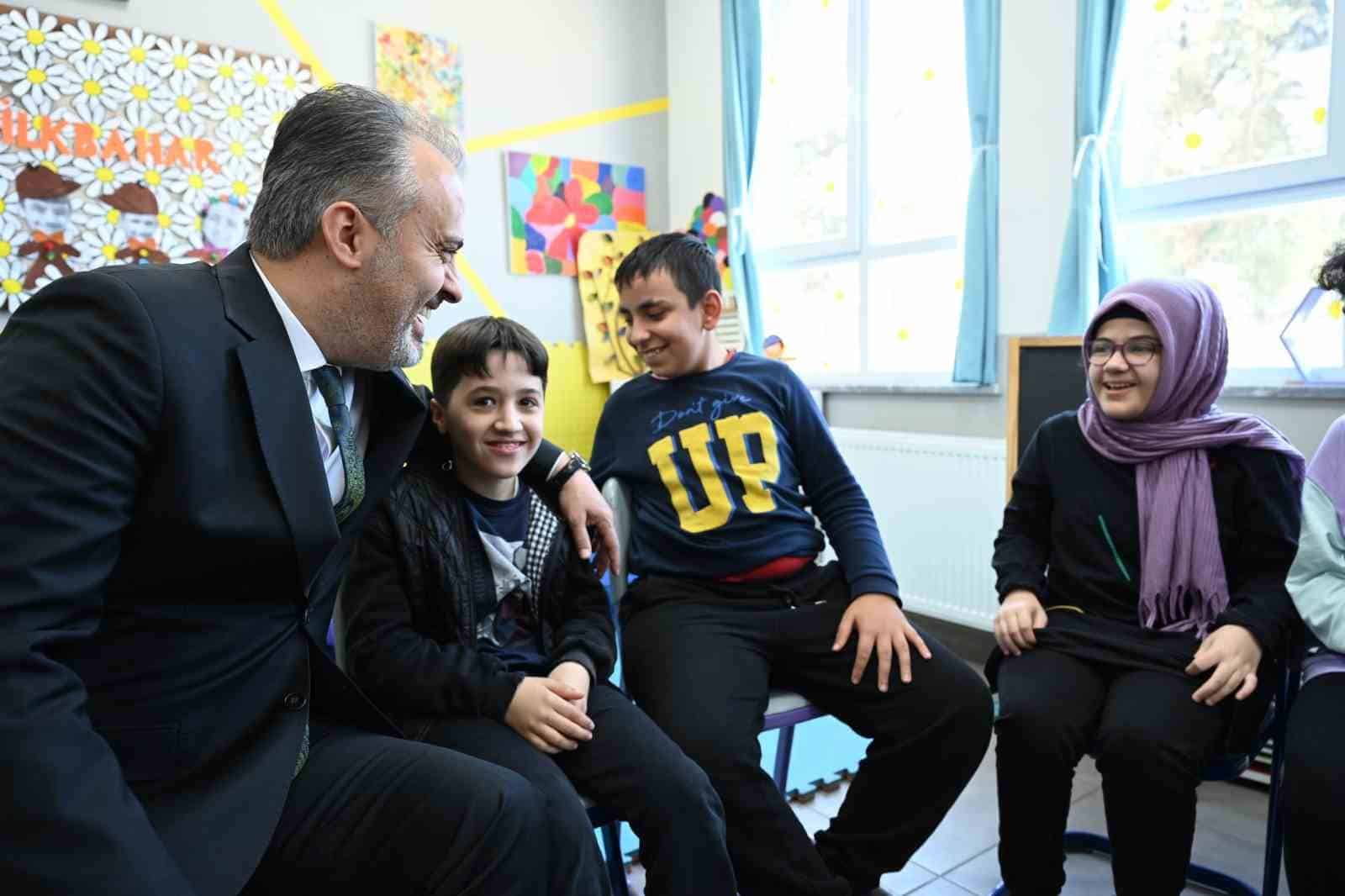 Başkan Aktaş’tan özel öğrencilere hediyeler