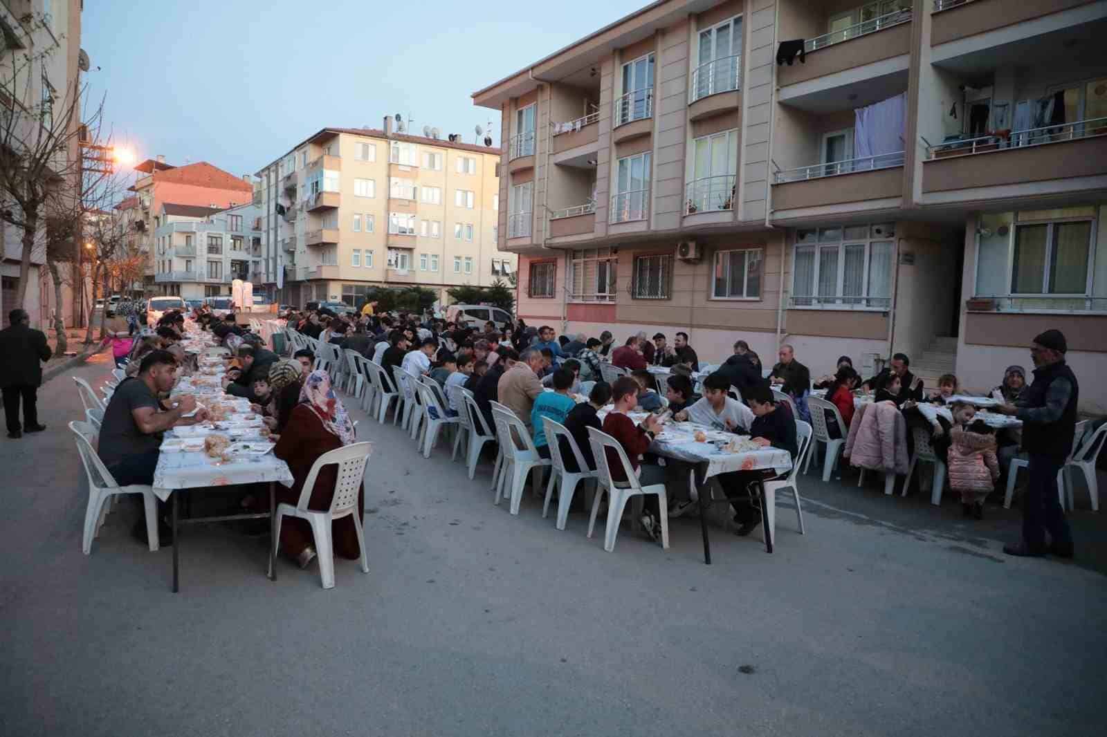 Gemlik Belediyesi binlerce kişiye iftar veriyor