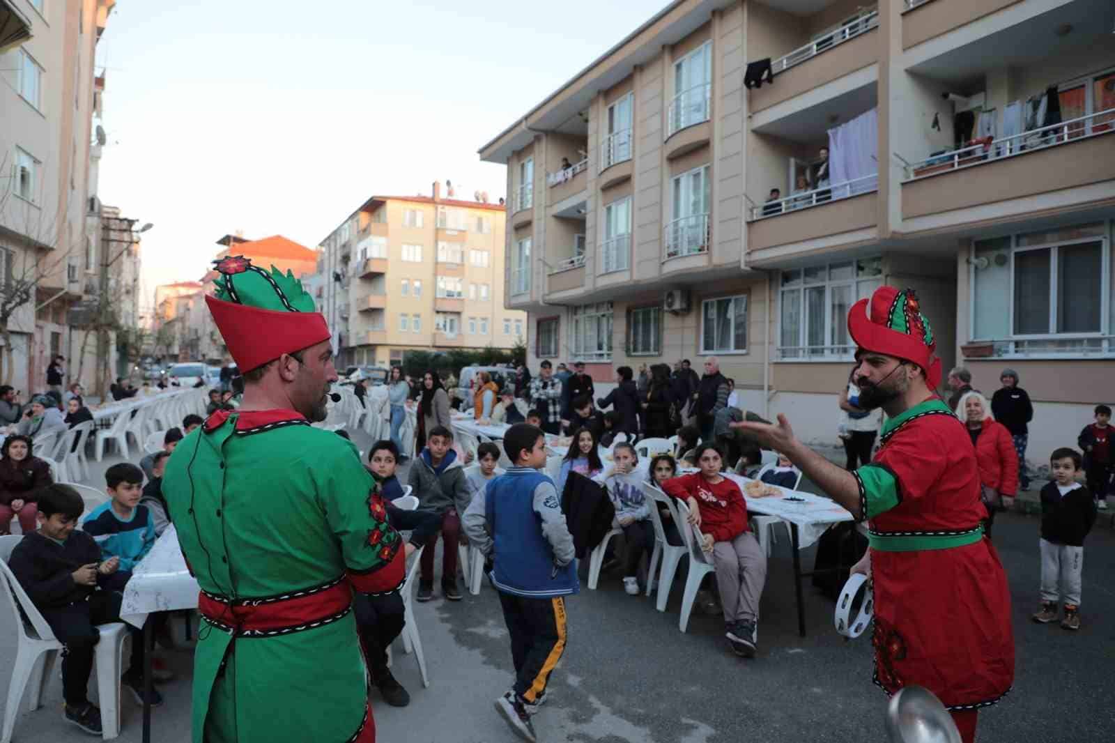 Gemlik Belediyesi binlerce kişiye iftar veriyor