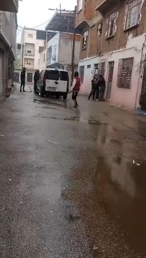 Bursa’da alacak-verecek meselesi yüzünden çıkan kavga kameraya yansıdı