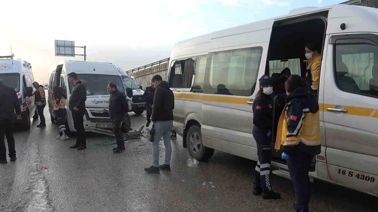 Bursa’da işçileri taşıyan 3 servis aracı çarpıştı : 15 kişi yaralandı