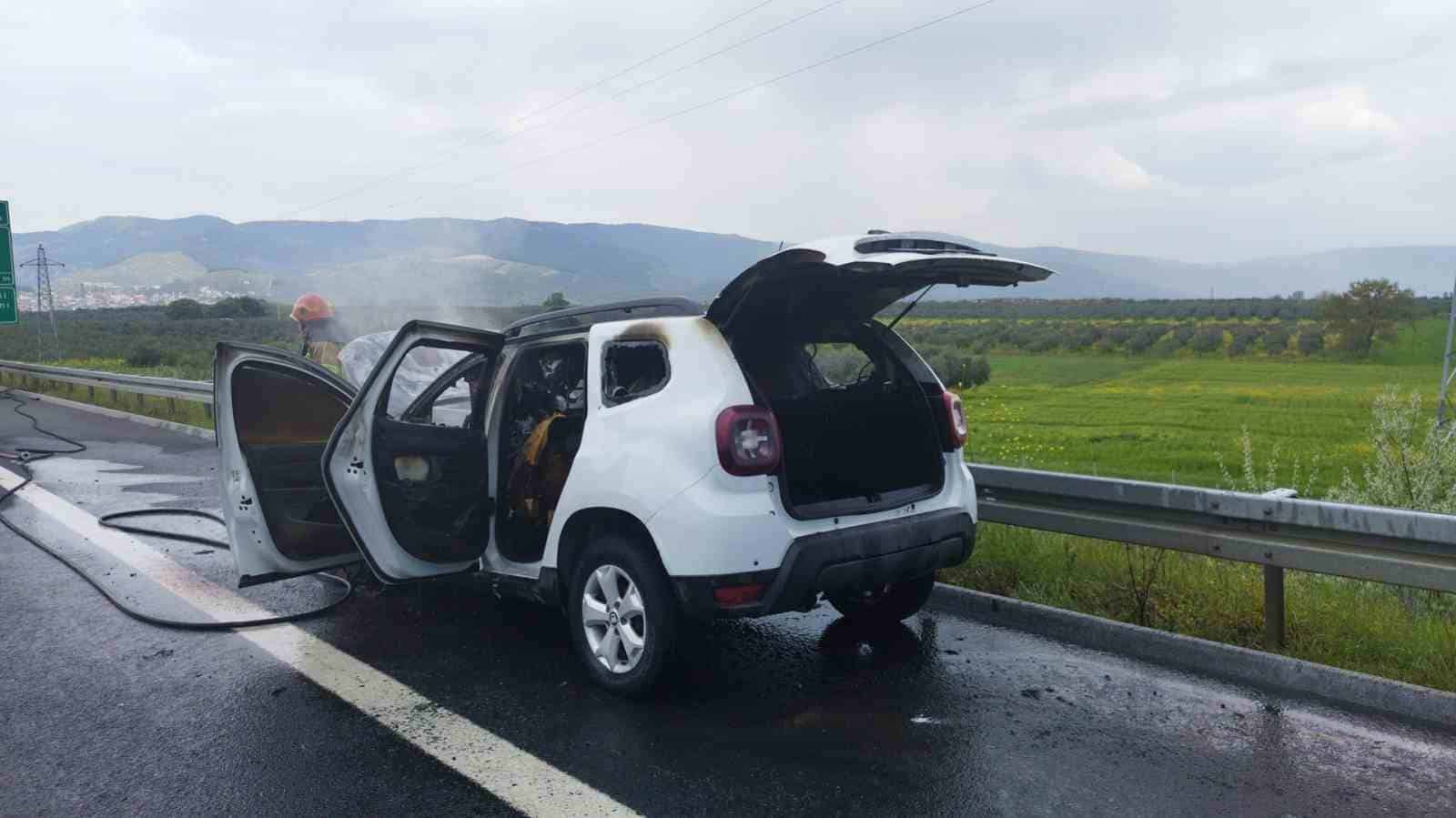Kuveytli ailenin bulunduğu otomobil alev topuna döndü