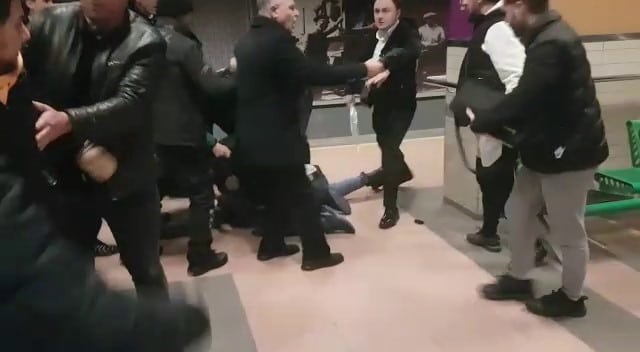 (Özel) Metro istasyonundaki kavgada yumruklar konuştu