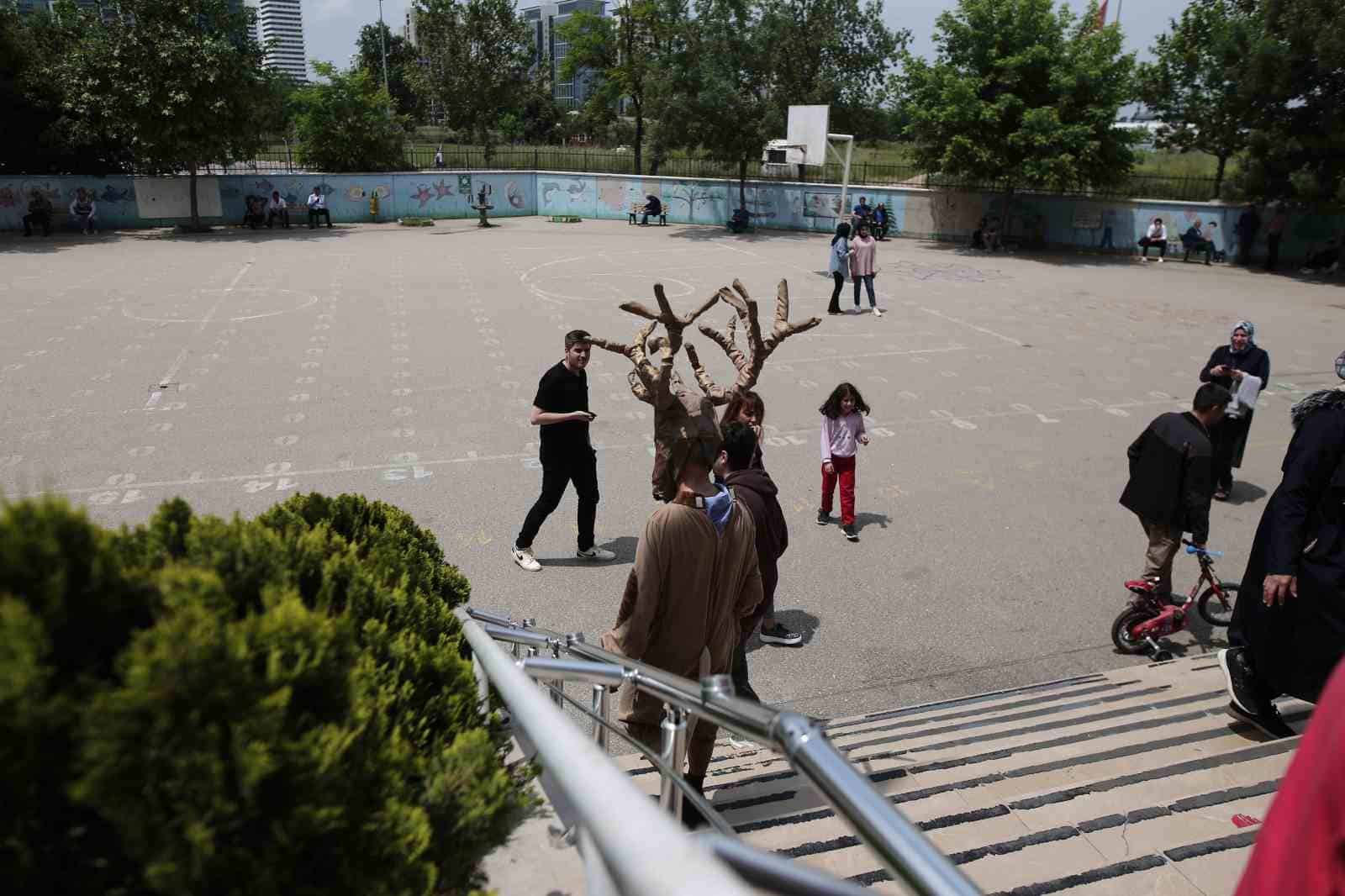 Geyik kostümüyle oy kullanmaya gelince herkes şaşkına döndü
