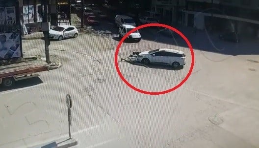 Motosikletiyle otomobile böyle çarptı, altında kalmaktan son anda kurtuldu