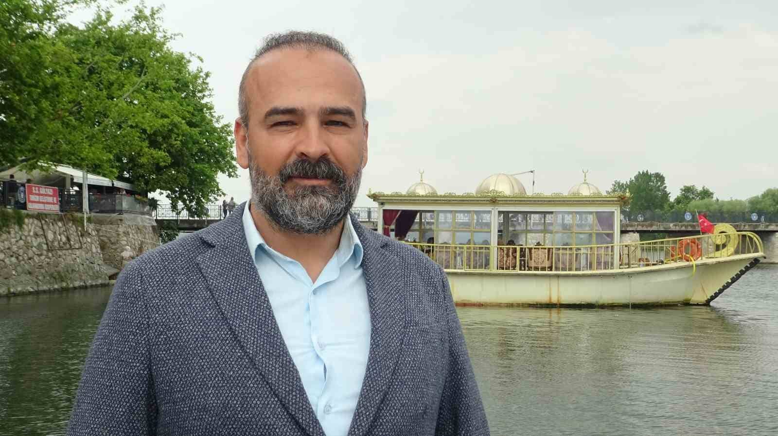 70 yıl sonra bir ilk... Haliç’ten çıktı, Uluabat Gölü kenarındaki Gölyazı’ya yüzerek getirildi