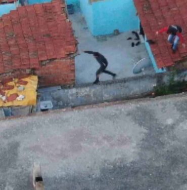 DRONLAR TESPİT ETTİ, NARKO POLİSLER ÇATILARDA TEK TEK BÖYLE YAKADI SON ZAMANLARIN EN BÜYÜK NARKOTİK OPERASYONU 15 KÖPEK 1350 POLİS 120 EKİP KATILDI POLİSLER ÇATIDAN ÇATIYA ATLAYIP KAÇMAYA ÇALIŞAN TORBACILARI DRON YARDIMIYLA TEK TEK YAKALADI BURSA MERKEZLİ 5 İLDE EŞ ZAMANLI YAPILAN BÜYÜK NARKOTİK OPERASYONUNDA UYUŞTURUCU TACİRİ 84 KİŞİ YAKALANDI