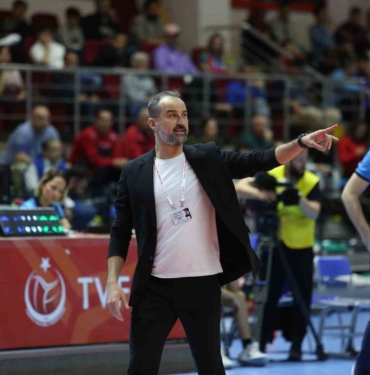 Bursa Büyükşehir Belediyespor Başantrenör Cemal Bora Şensoy’la yola devam edecek