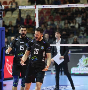 Bursa Büyükşehir Belediyespor Emre Batur’la sözleşme yeniledi