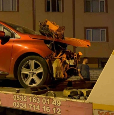 Bursa’da 2 otomobil kafa kafaya çarpıştı: 4 yaralı