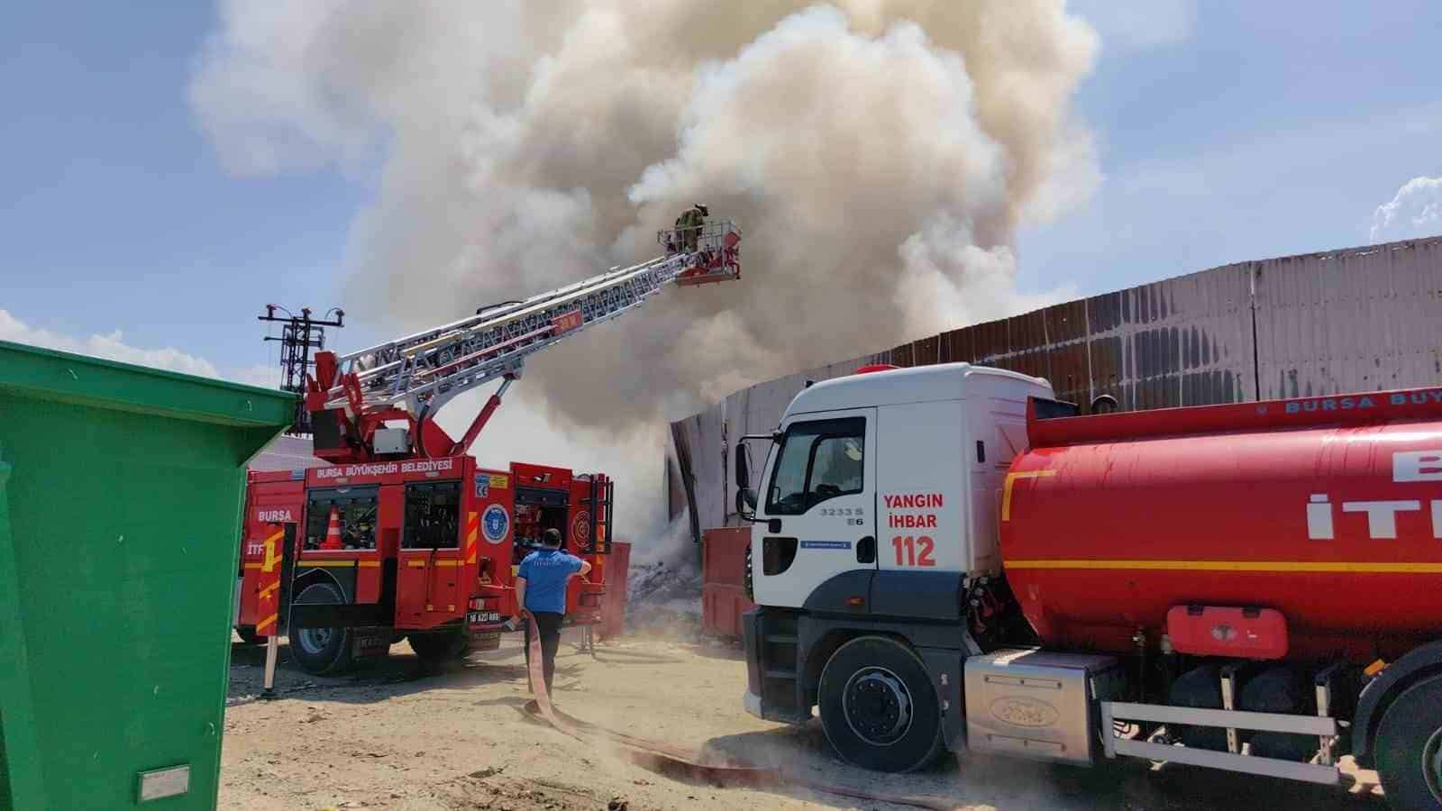 Bursa’da geri dönüşüm tesisinde korkutan yangın