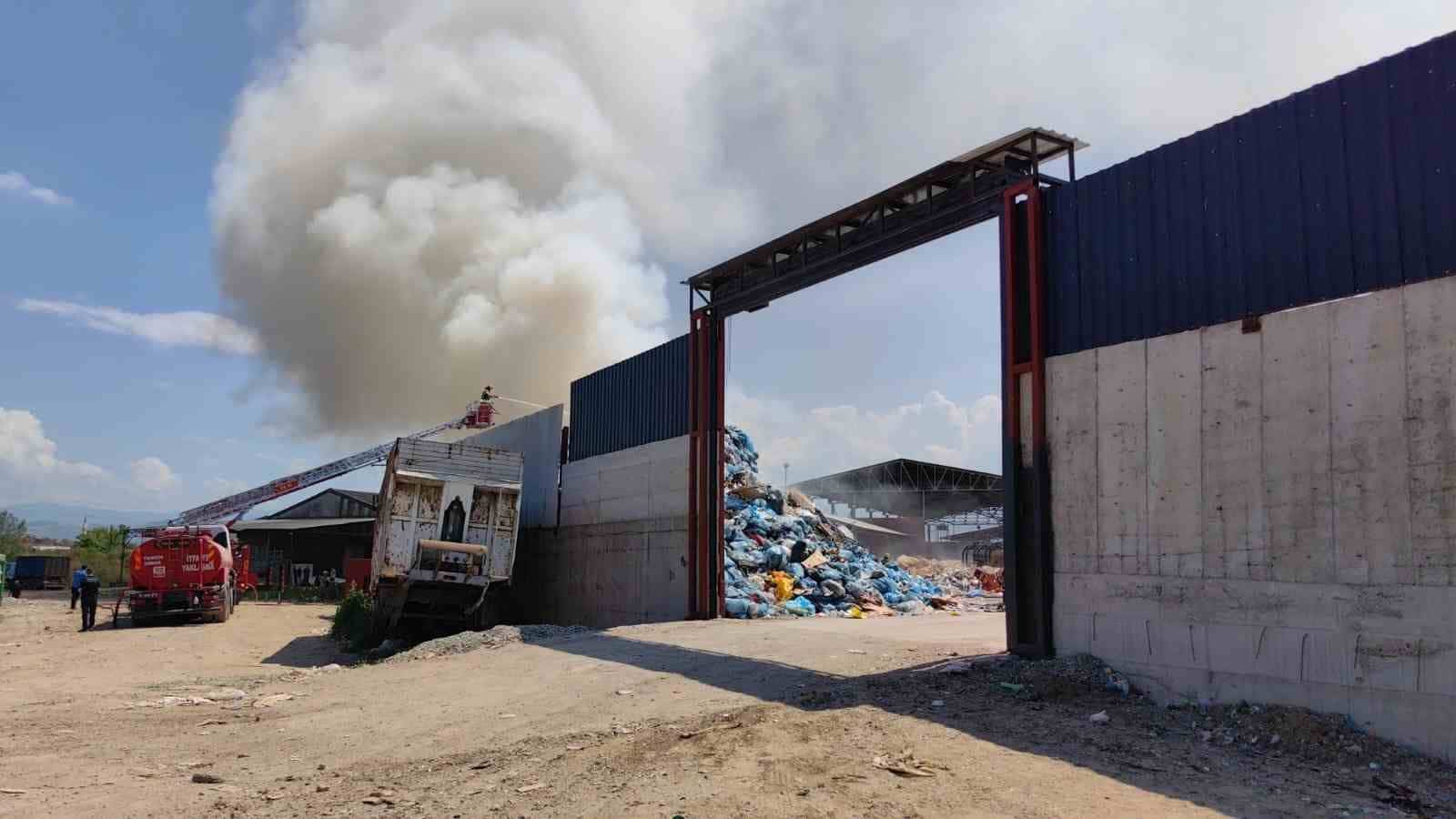 Bursa’da geri dönüşüm tesisinde korkutan yangın