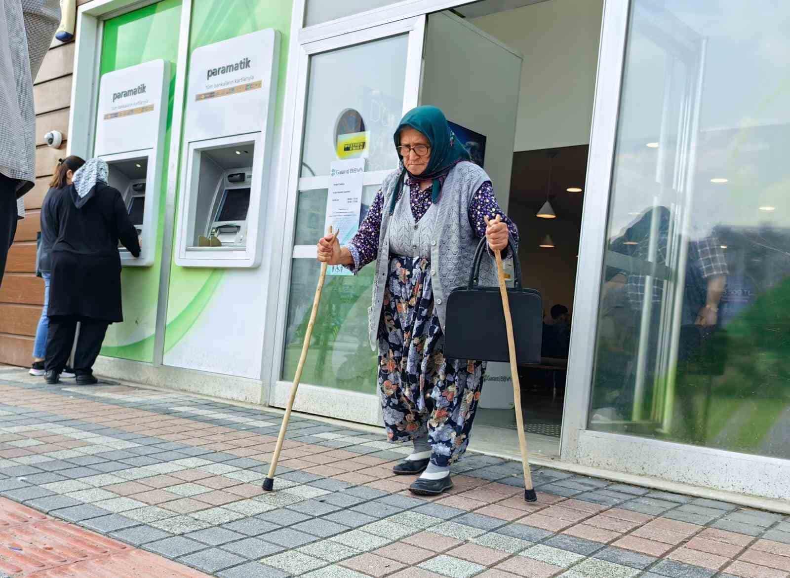 Bursa’da yaşlı kadını dolandırılmaktan polis kurtardı