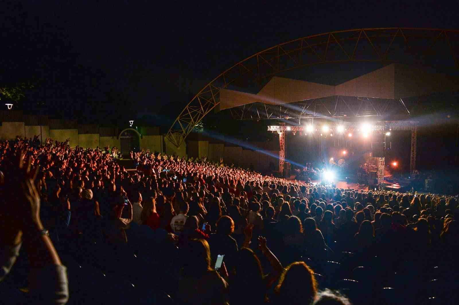 Kenan Doğulu Bursa’da sahne aldı