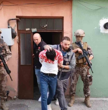 Koçbaşlarıyla kapıları kırılmış, çatılarda yakalanmışlardı...49’u tutuklandı