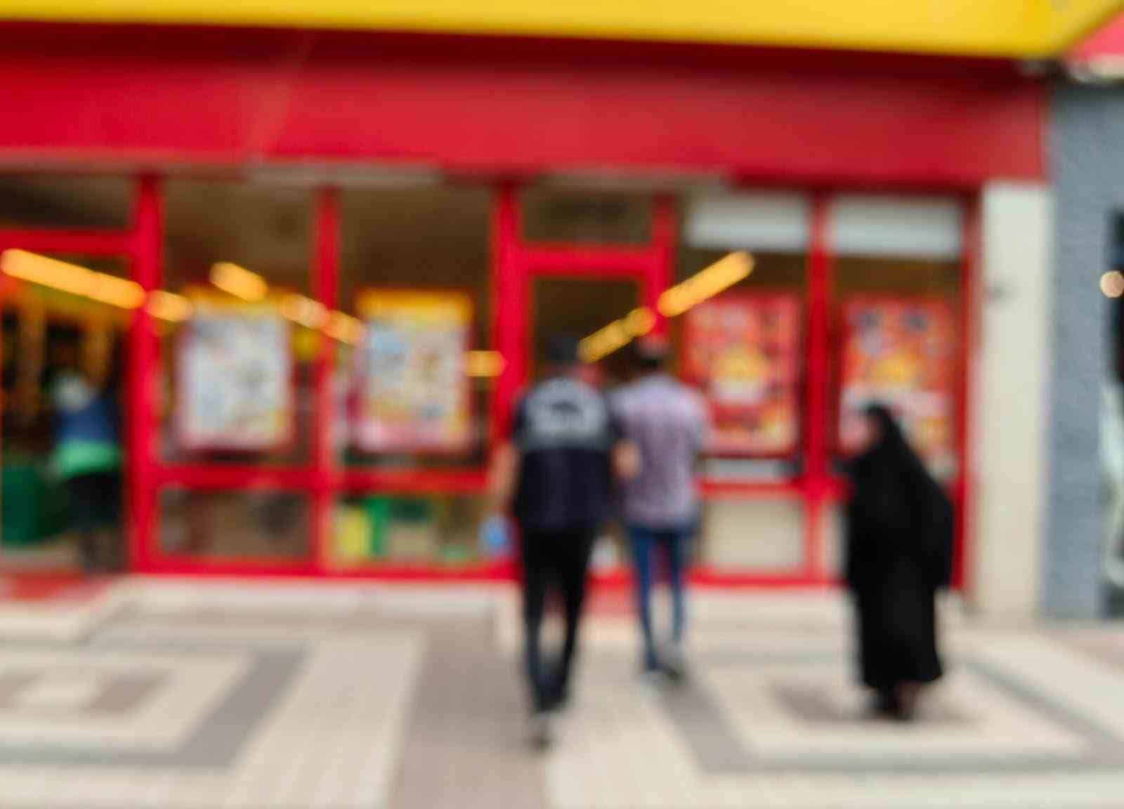 Markete pompalı tüfekle saldırı