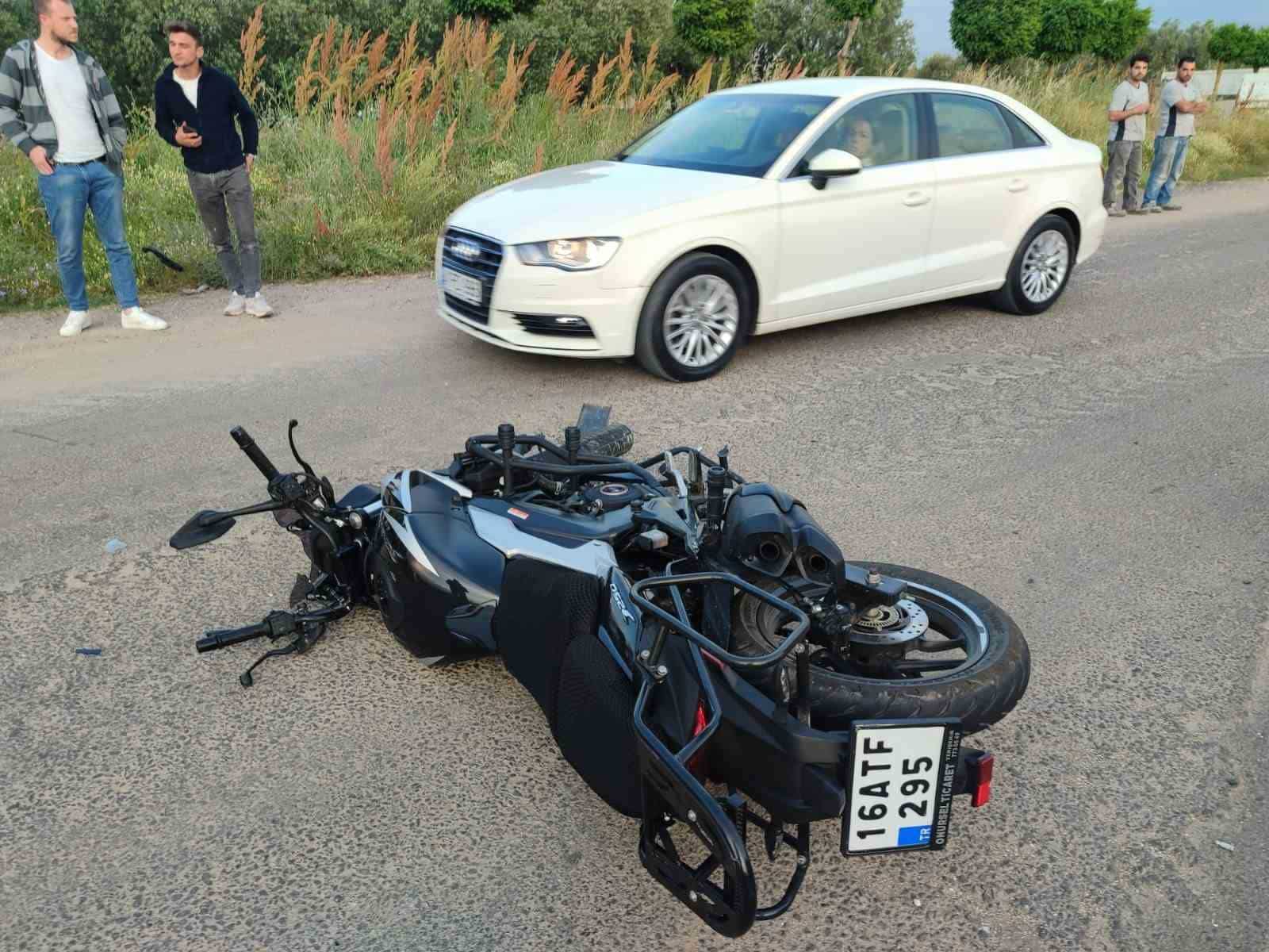 Motosiklet hafif ticari araçla çarpıştı