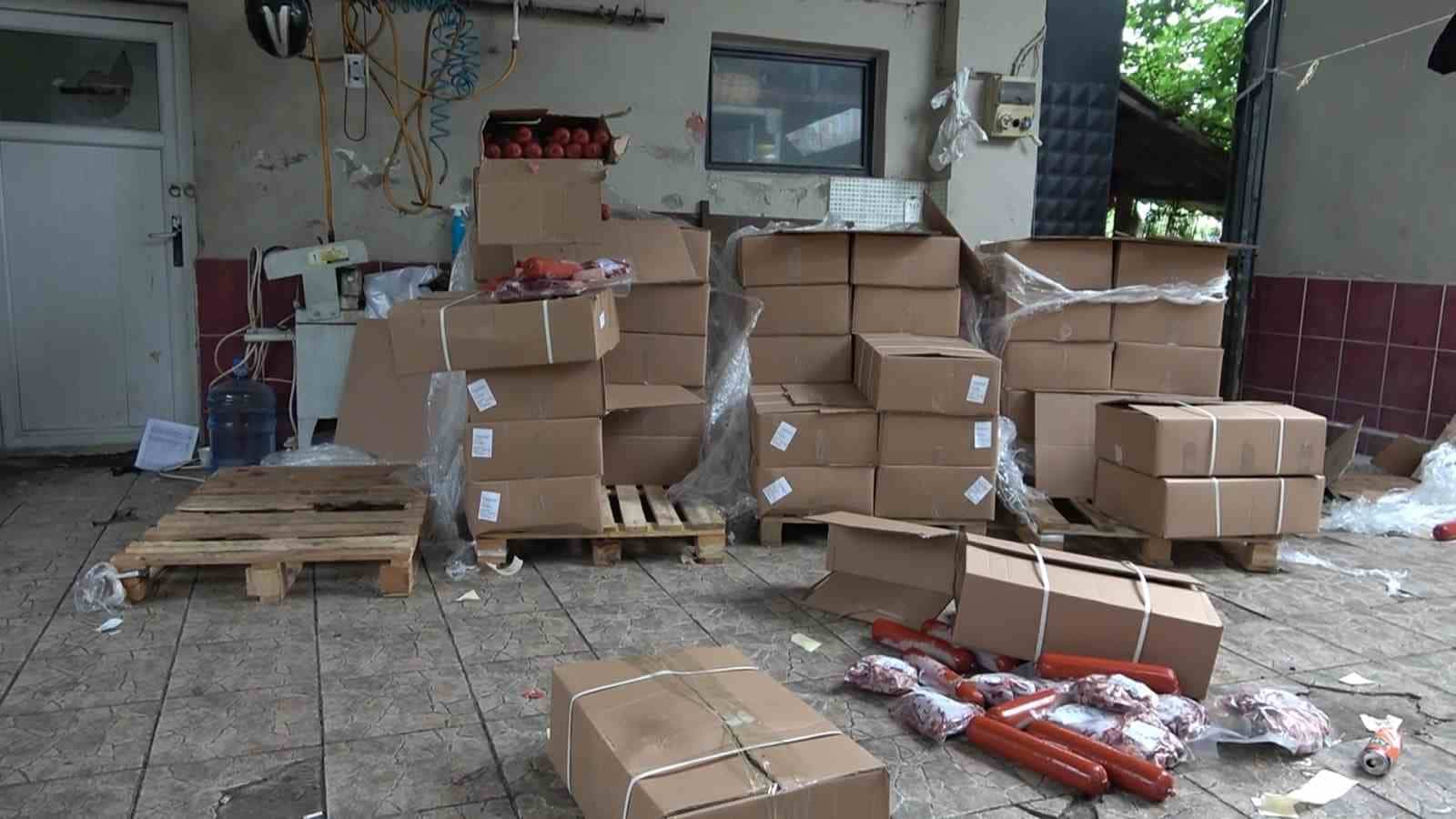 (Özel) Kurbanlık danaya girdiler, sosis teslim edilince isyan çıkardılar...Tonlarca et imha edildi