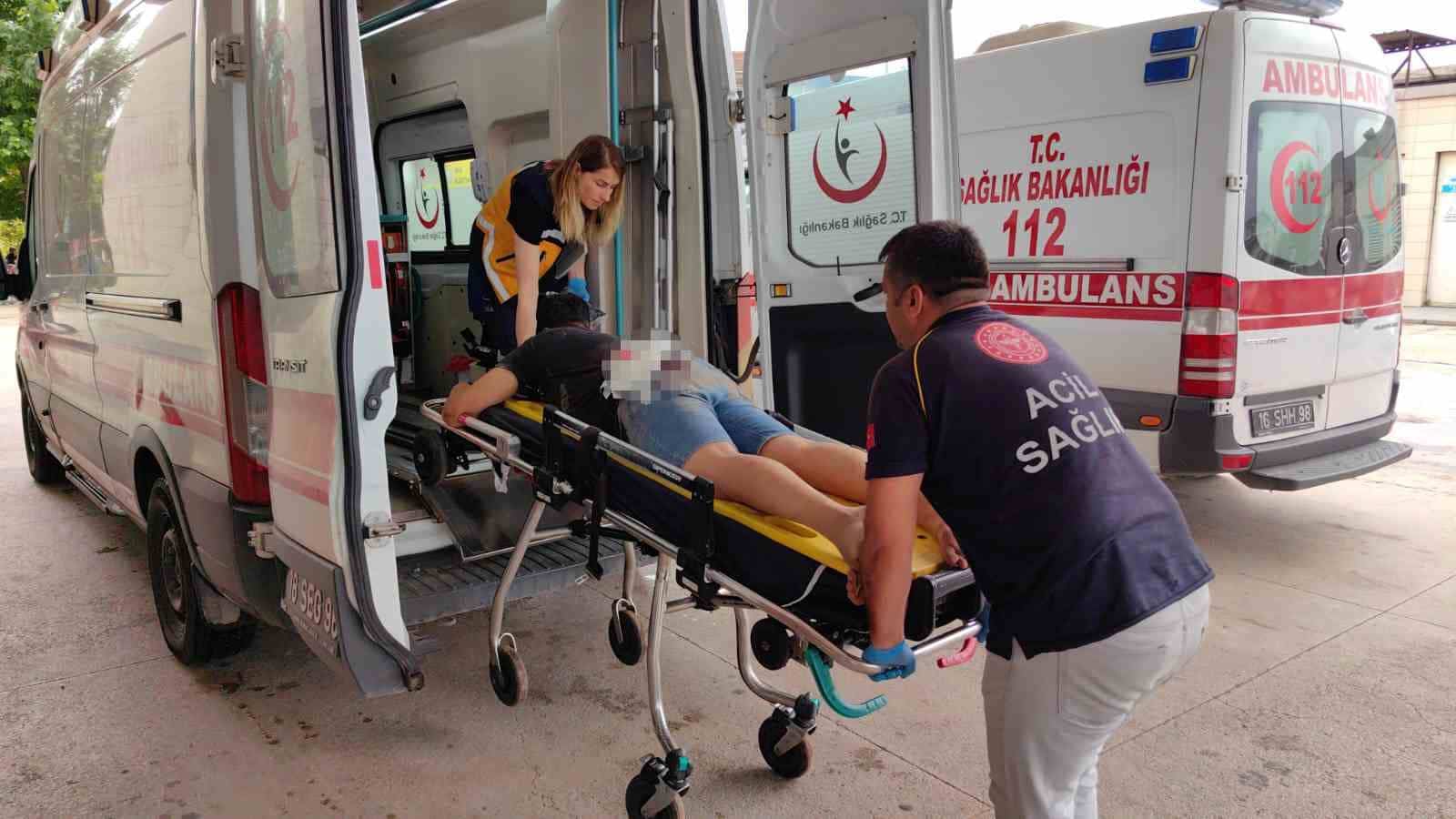 Bursa’da talihsiz olay, ahşap parçası kalçasına saplandı