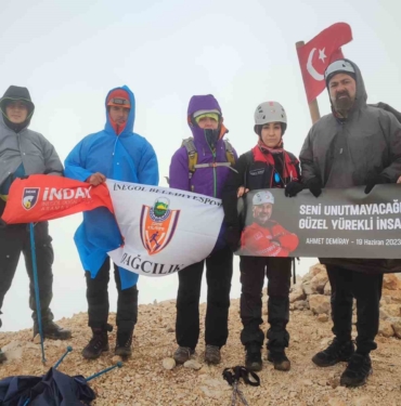 Eğitimini tamamlayan dağcılar zirveye yürüdü
