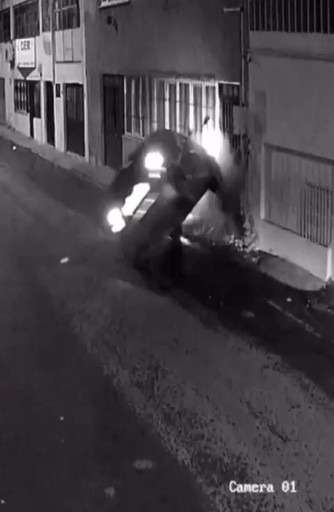 Kontrolden çıkan otomobil doğalgaz borusuna böyle çarptı