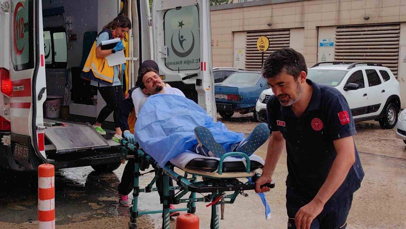 Otomobil istinat duvarına çarptı: 3 yaralı
