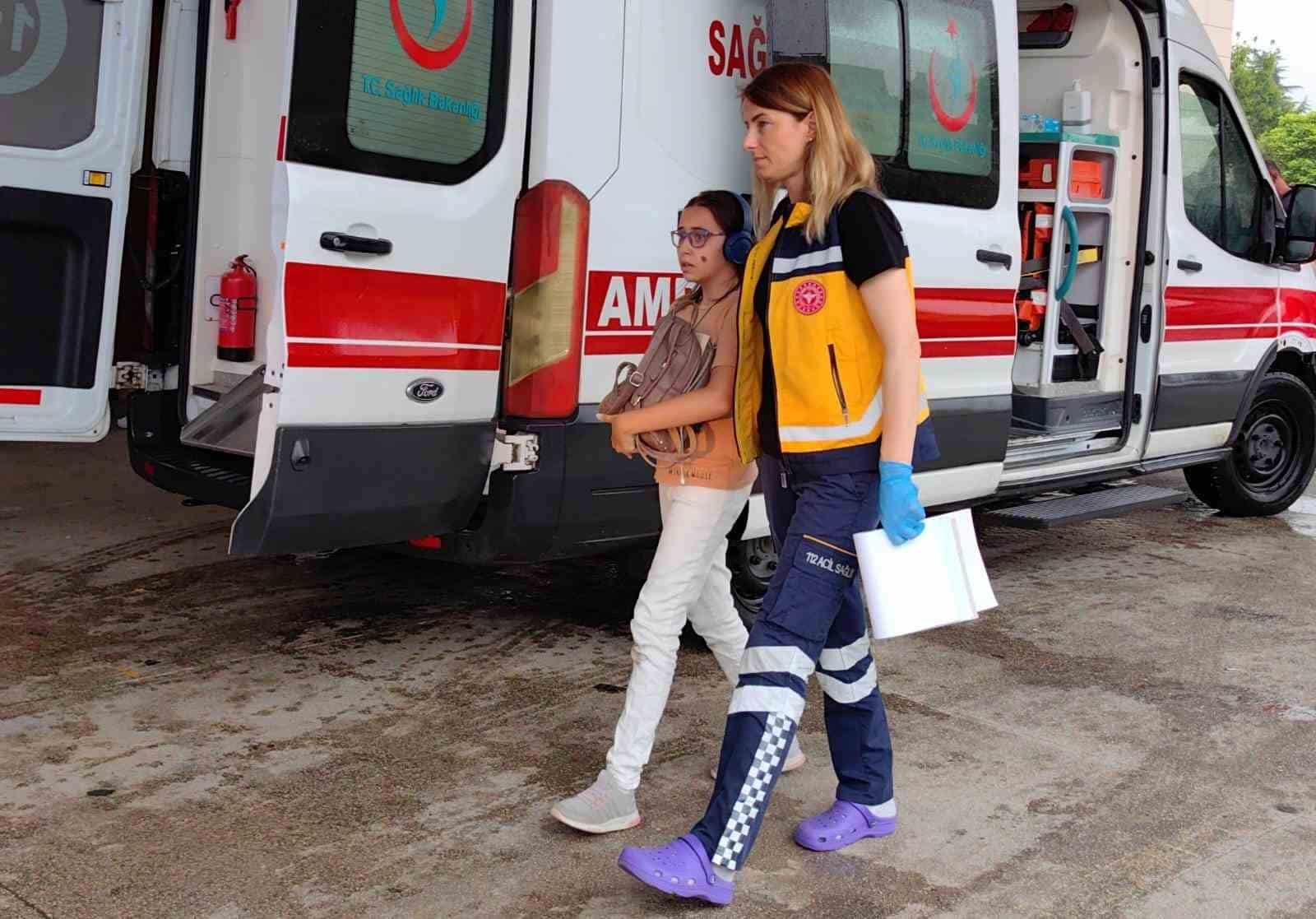 Otomobil istinat duvarına çarptı: 3 yaralı