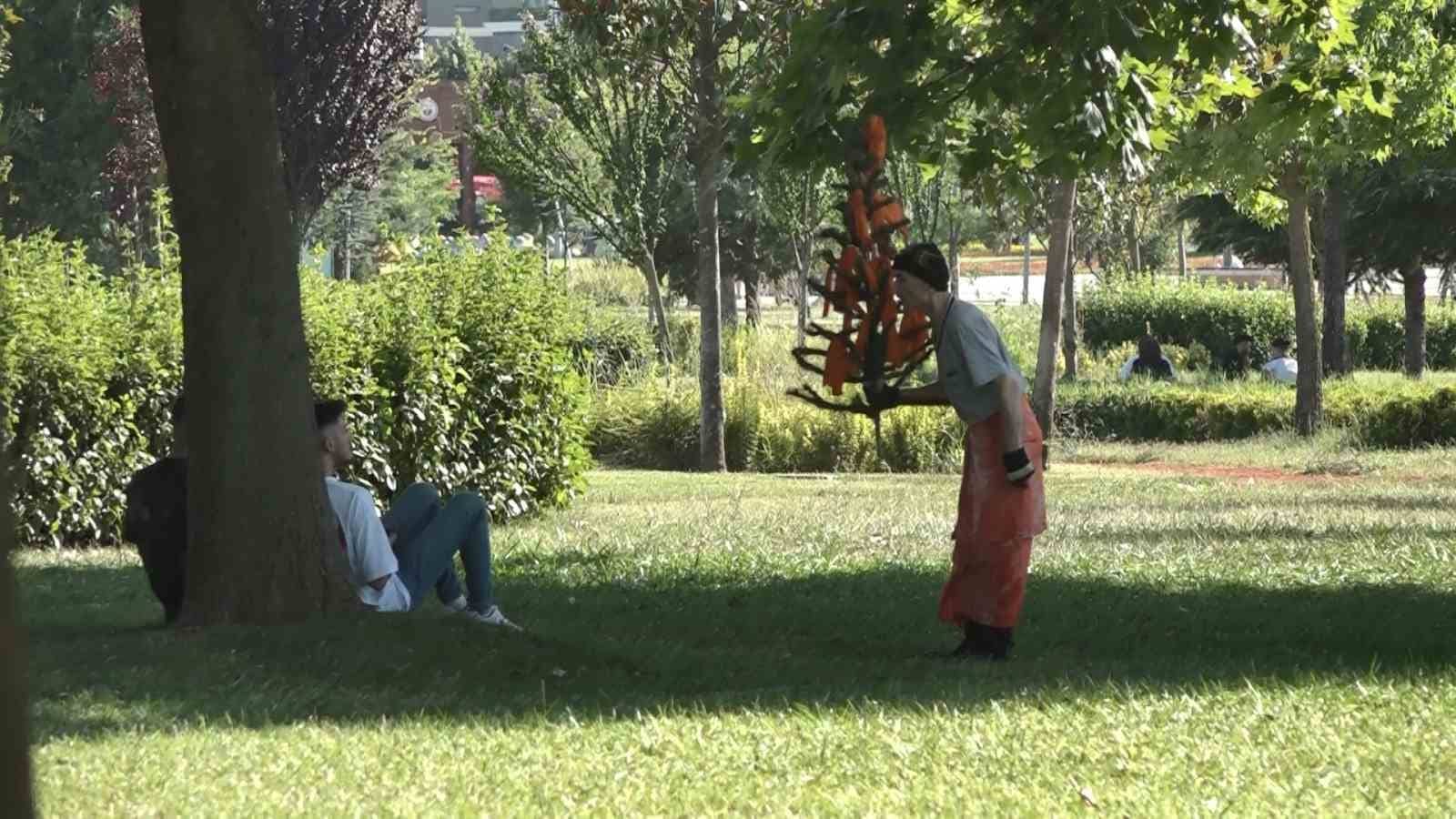 (Özel) Ağaç adam oldu, orman yangınlarına dikkat çekti