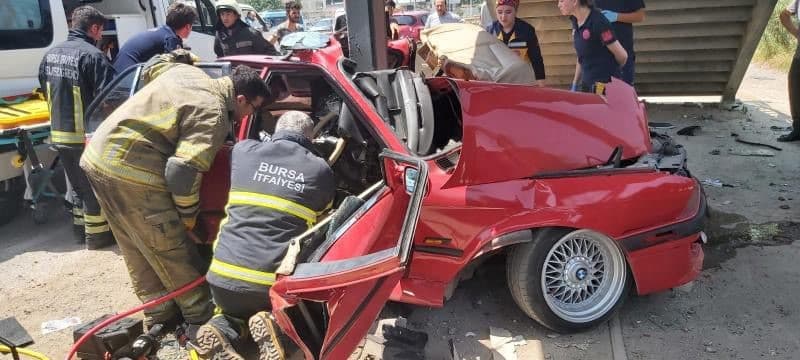 Üst geçidin direğine çarpan otomobil ikiye katlandı: 2 ağır yaralı