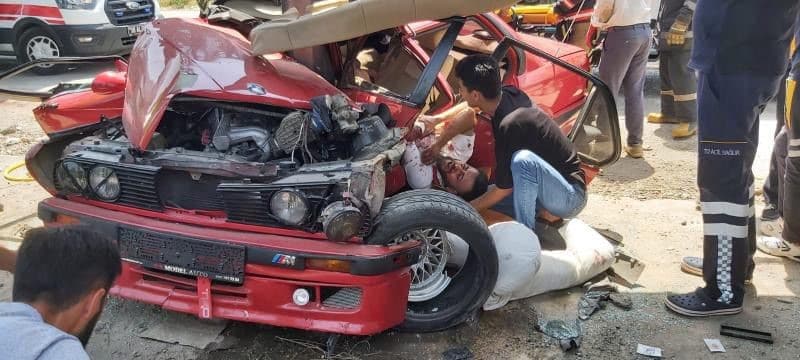 Üst geçidin direğine çarpan otomobil ikiye katlandı: 2 ağır yaralı