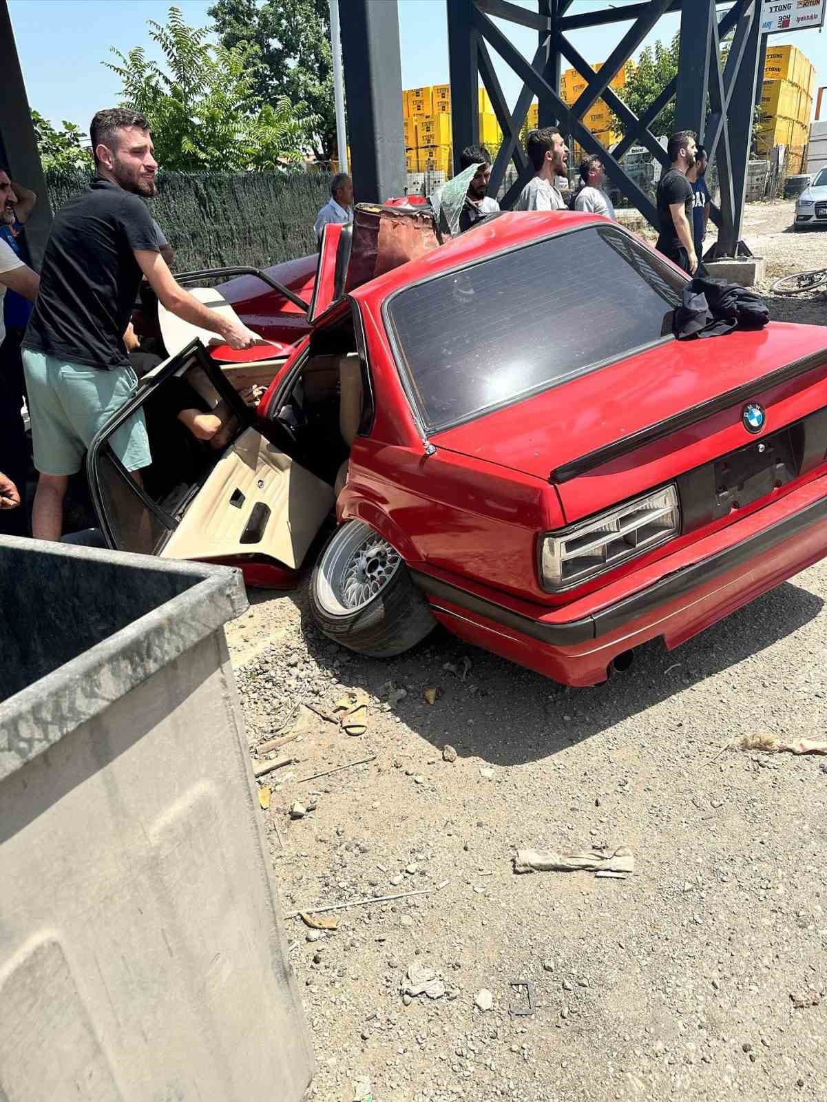Üst geçidin direğine çarpan otomobil ikiye katlandı: 2 ağır yaralı