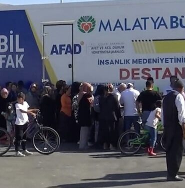 BAŞKAN AKTAŞ'TAN ÖRNEK HAREKET HAKARET EDENLERİ DAVA ETTİ, KAZANDIĞI PARAYLA DEPREMZEDELERE DÖNER İKRAM ETTİ