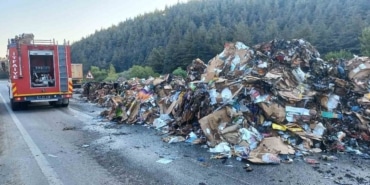 Balıkesir’de seyir halindeki tır alev topuna döndü
