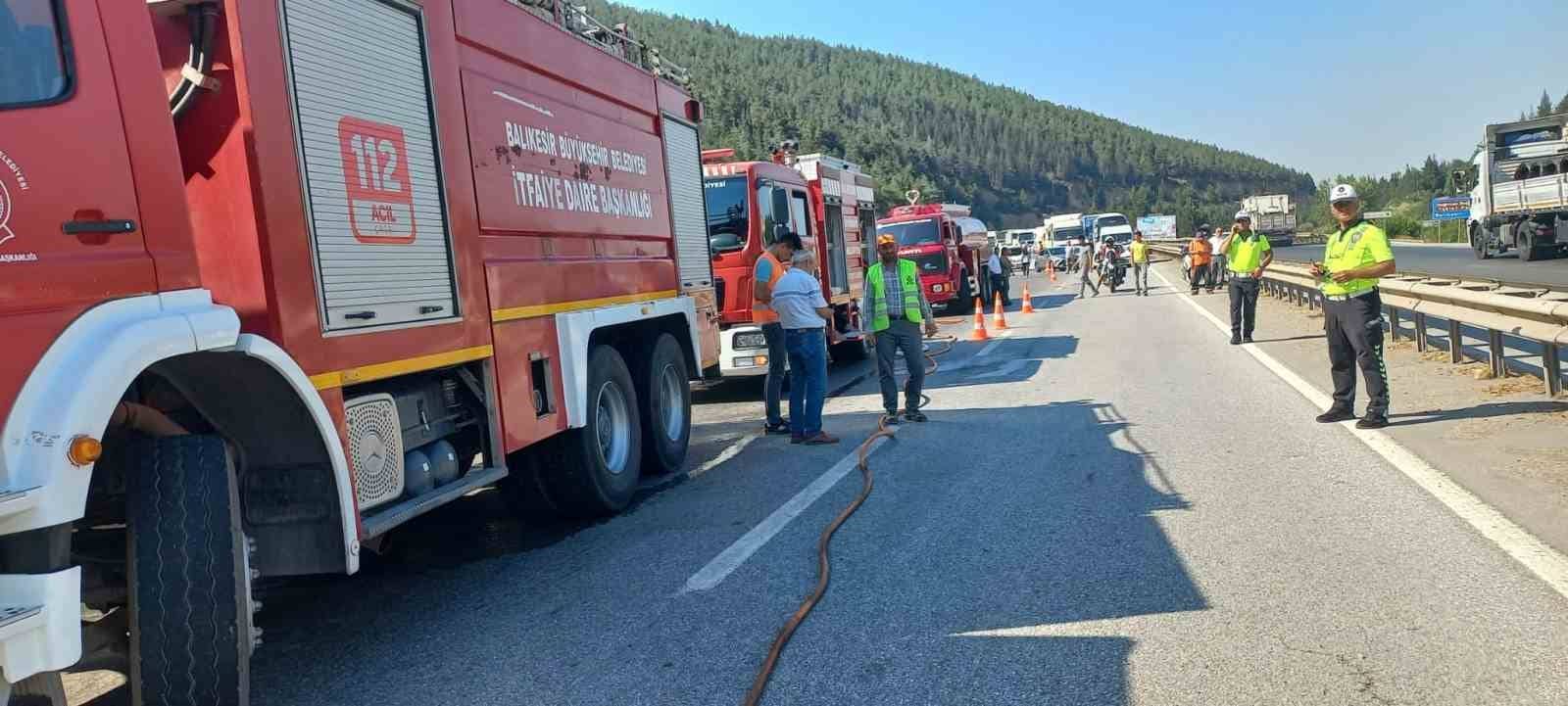 Balıkesir’de seyir halindeki tır alev topuna döndü