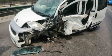 Bariyerlere çarpan hafif ticari araç metrelerce savruldu, sürücüsü sıkıştı