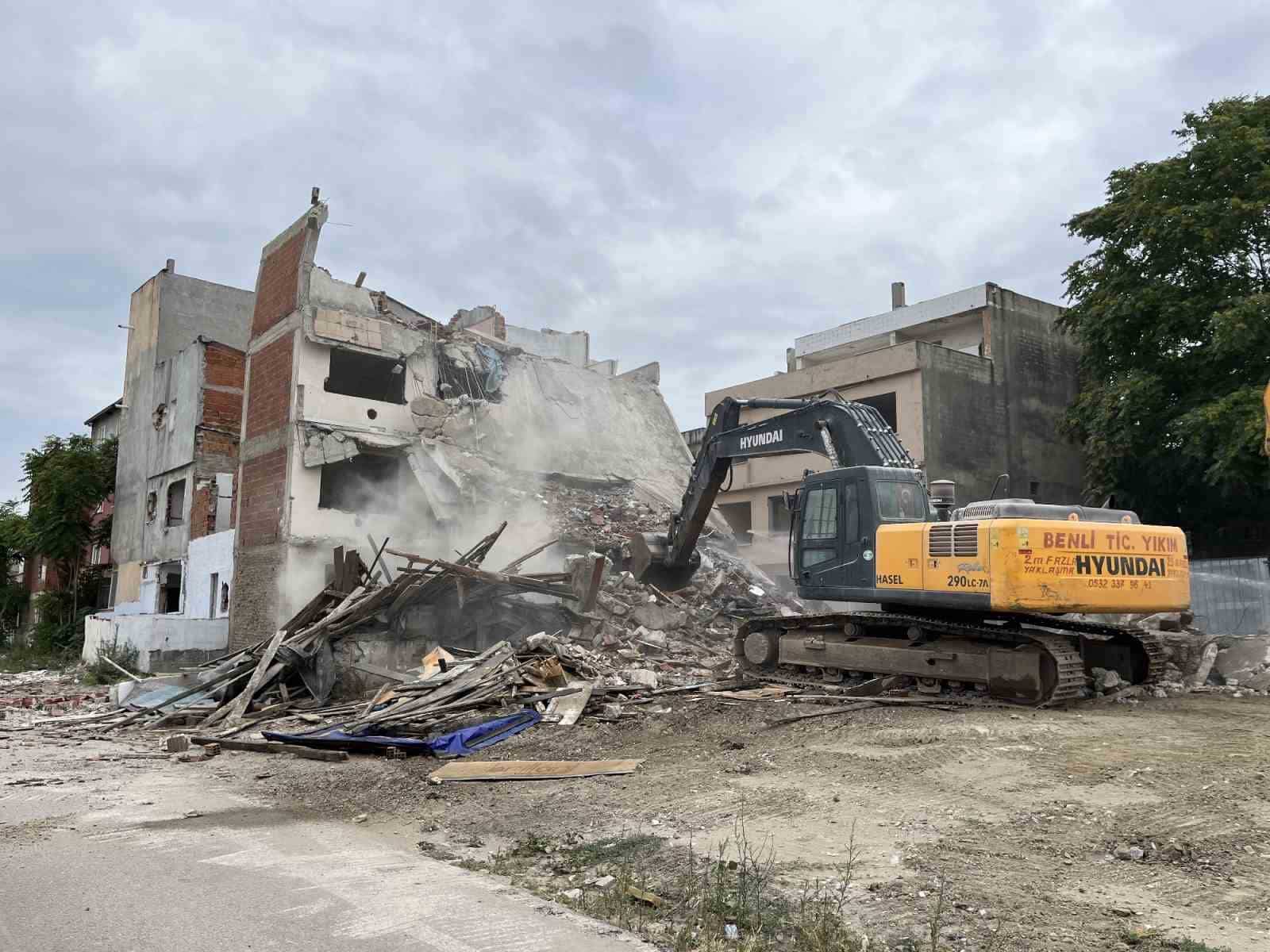 Beşyol’da riskli binaların yıkımı sürüyor