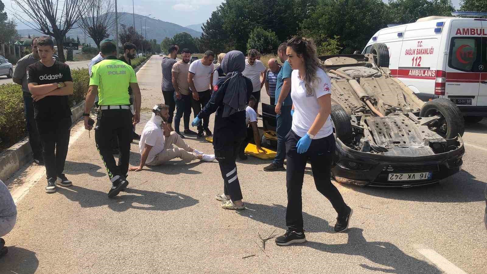 Bursa’da önüne köpek çıkan otomobil takla attı: 3 yaralı