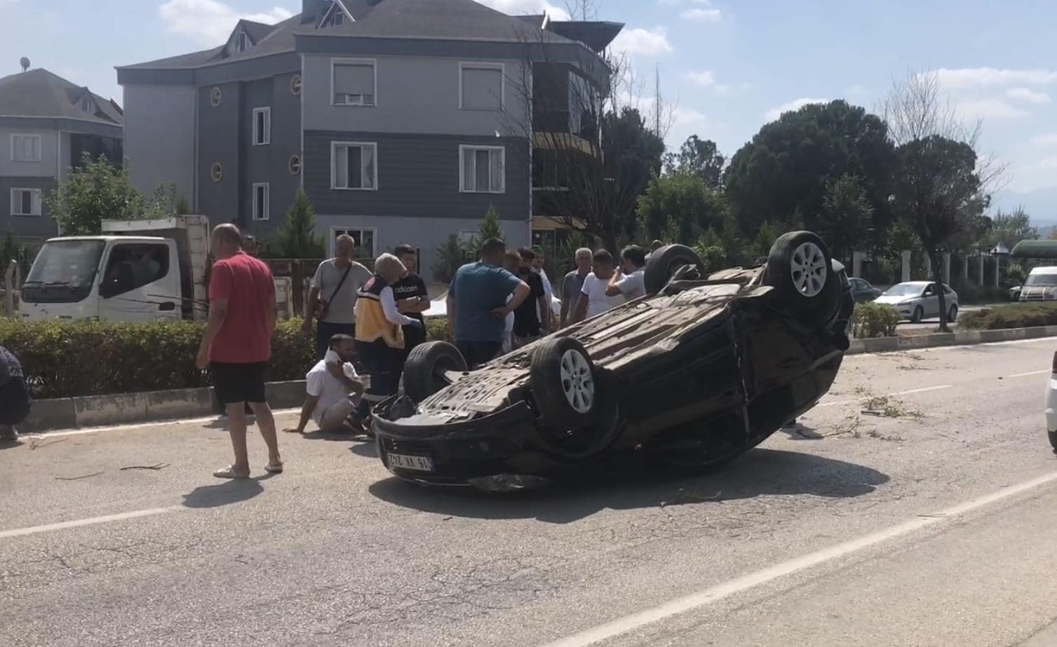Bursa’da önüne köpek çıkan otomobil takla attı: 3 yaralı