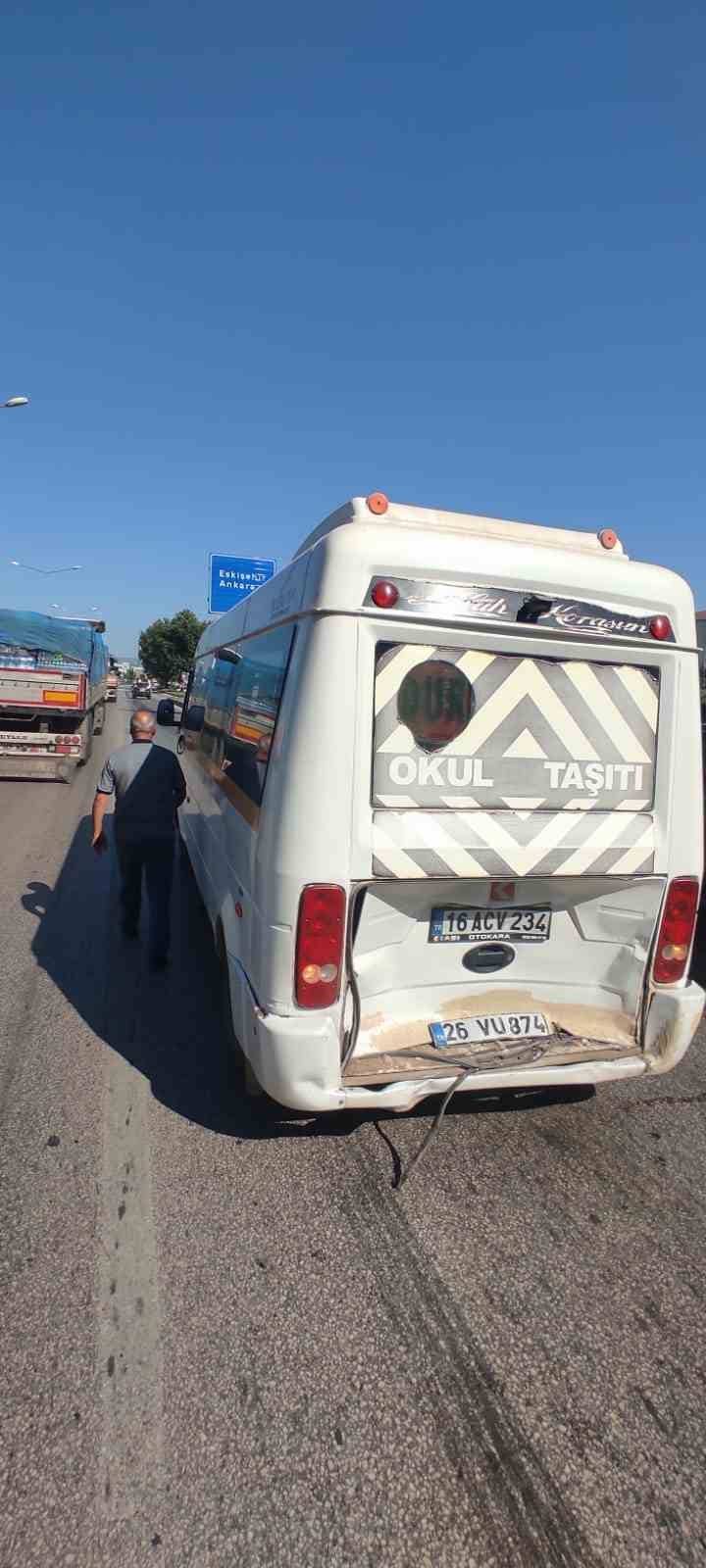 Bursa’da otomobil servis midibüsü ile çarpıştı: 5 yaralı