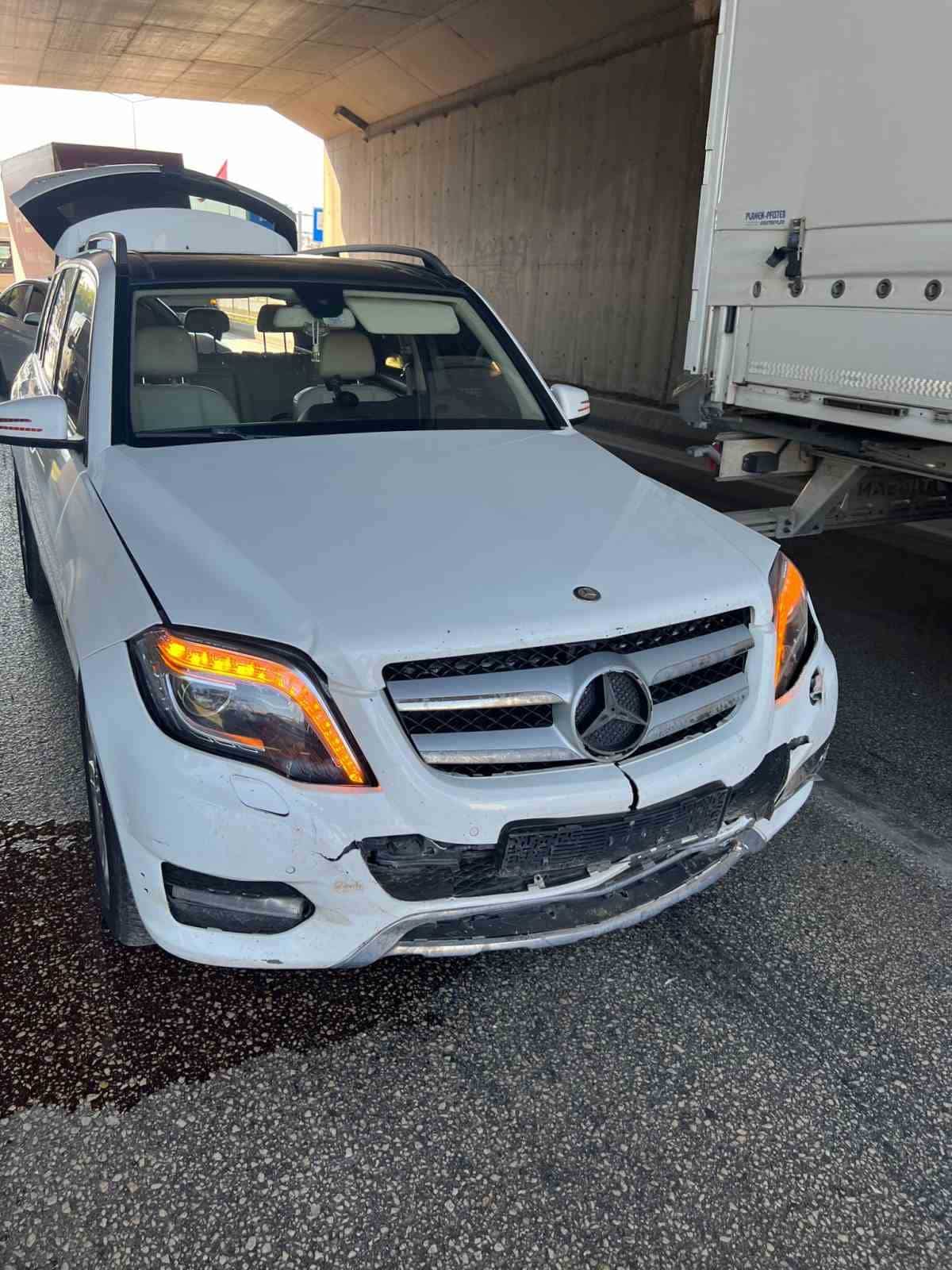 Bursa’da otomobil servis midibüsü ile çarpıştı: 5 yaralı