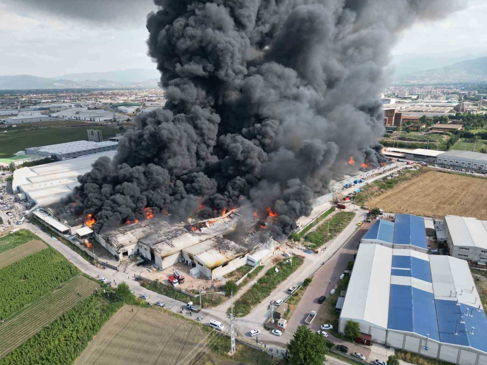 Bursa’da yanan fabrikalara 3 helikopter ve 2 uçak havadan müdahale ediyor