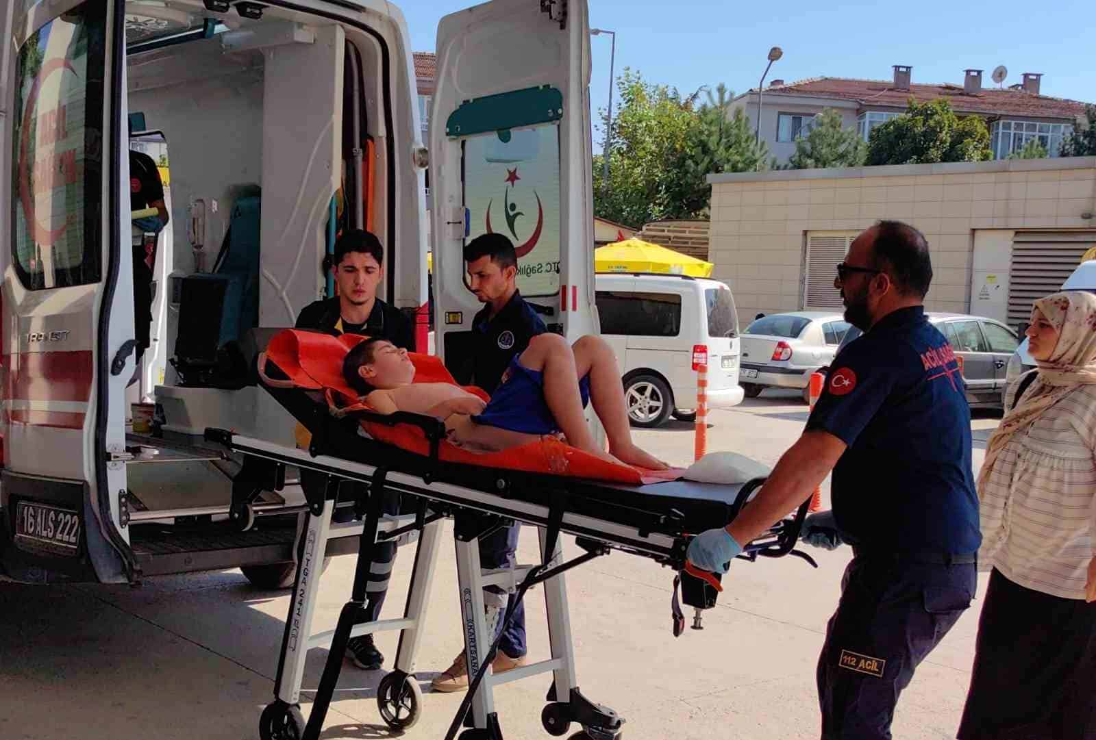 Çaydanlıktan üzerine sıcak su dökülen çocuk yandı