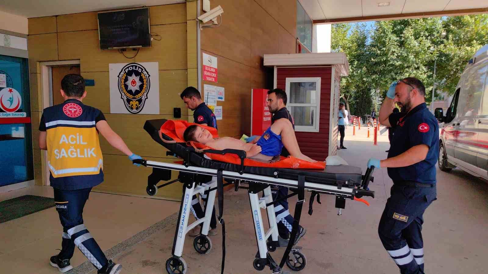 Çaydanlıktan üzerine sıcak su dökülen çocuk yandı