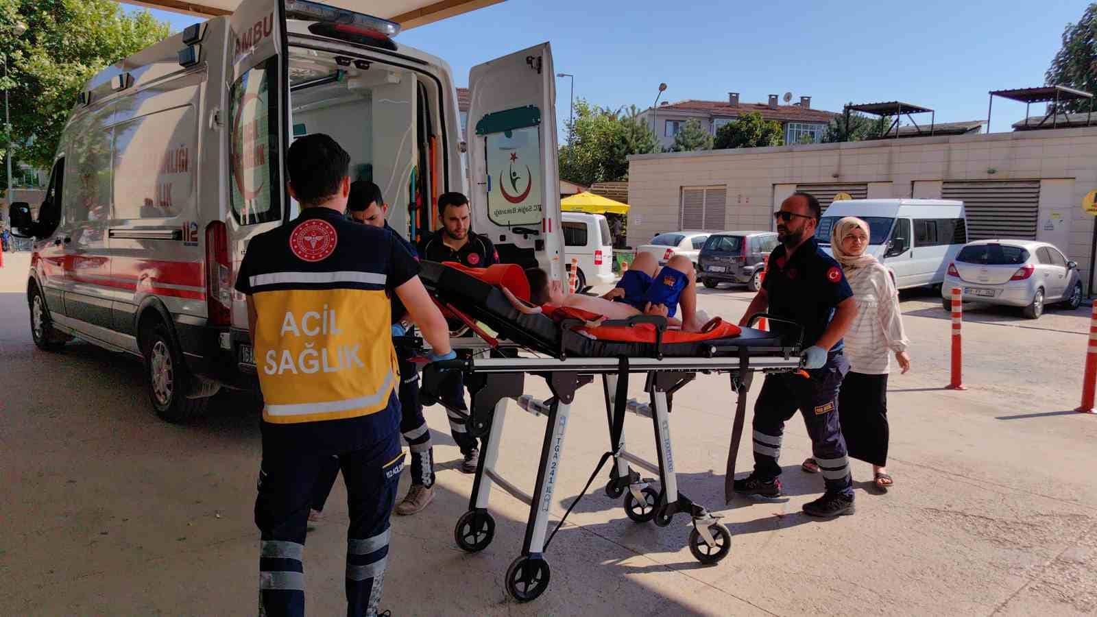 Çaydanlıktan üzerine sıcak su dökülen çocuk yandı