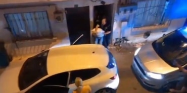 Ekipler baskın yaptı, mahalleli alkışla destek verdi