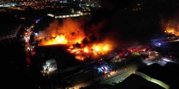 Geceyi aydınlatan yangın 8 saat sonra kontrol altına alındı