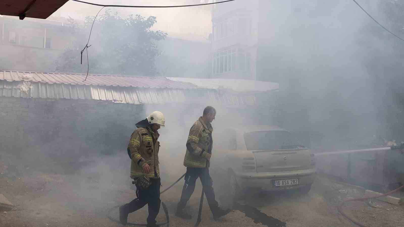 Gemlik’te park halindeki otomobil alev alev yandı