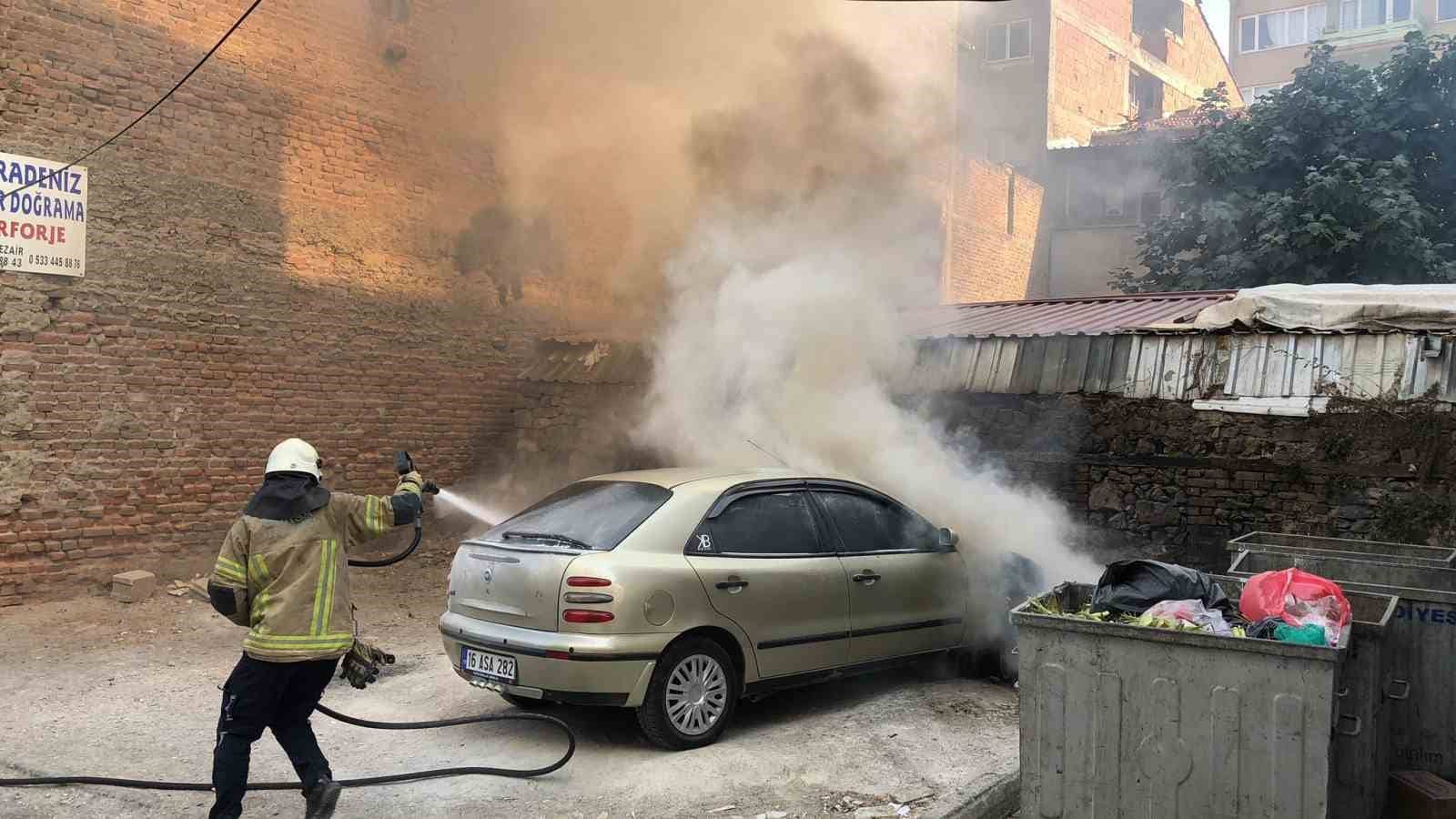Gemlik’te park halindeki otomobil alev alev yandı