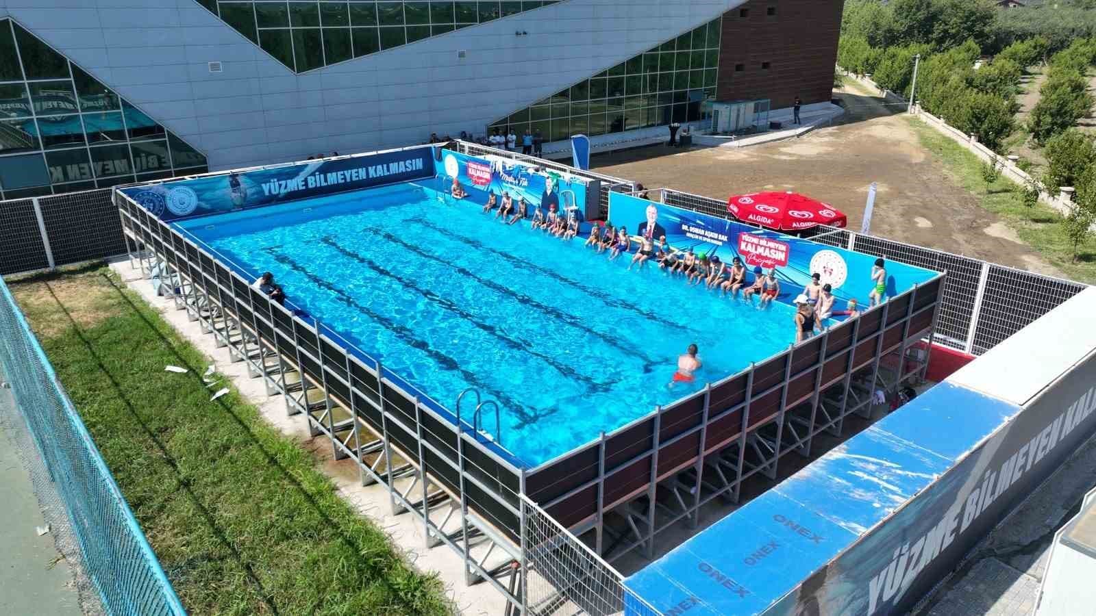 Gürsu’da çocuklar yüzme öğreniyor